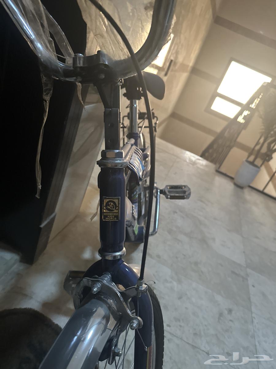 Dark blue Rambo bicycle missing one part, background arranged64356777512833111