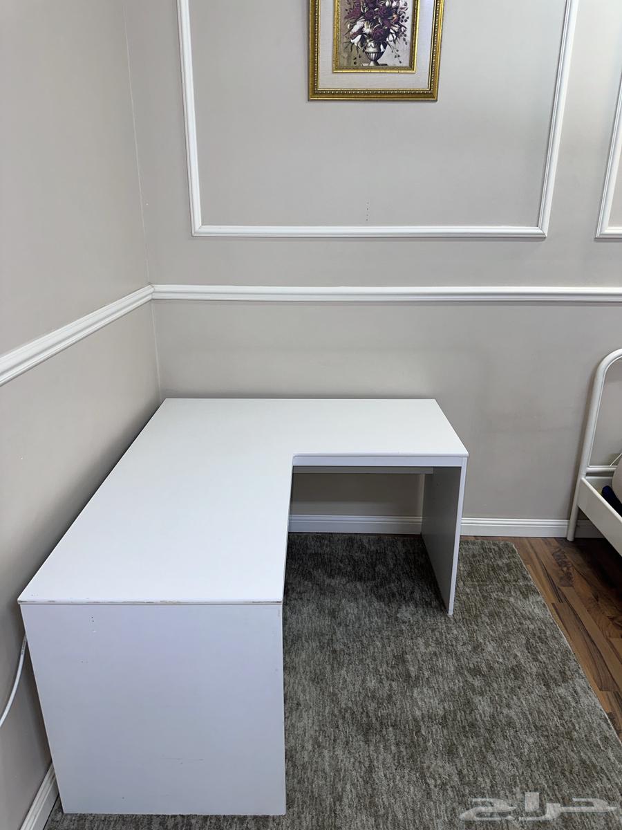 طاولة بتصميم L خشب قووي و متين و بحالة ممتازة64354076735233113