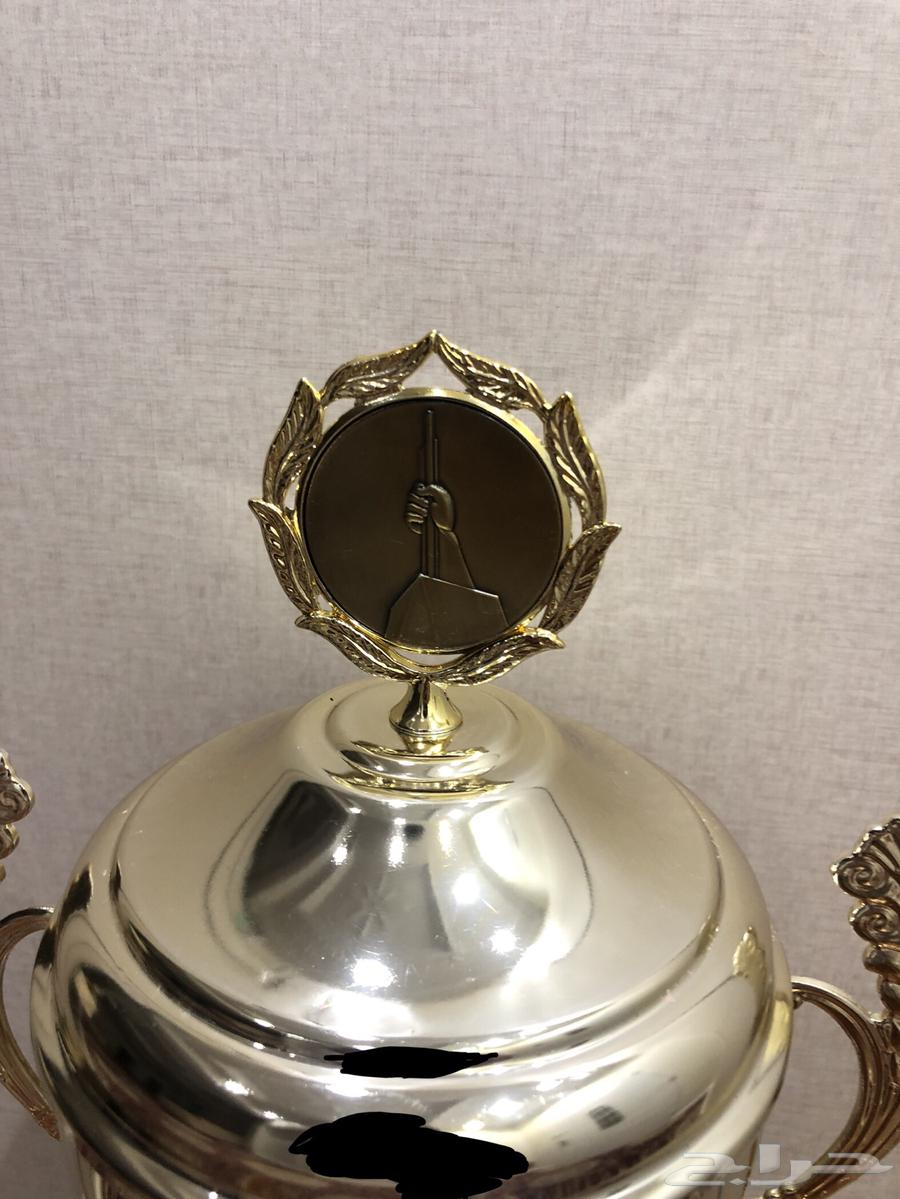 كأس ذهبي بحاله ممتازه مع ميداليتين64361224216963112