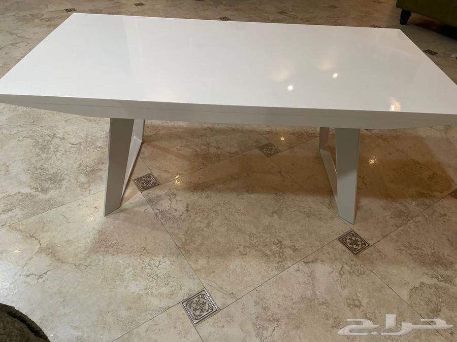 White rectangular table64360959391363110