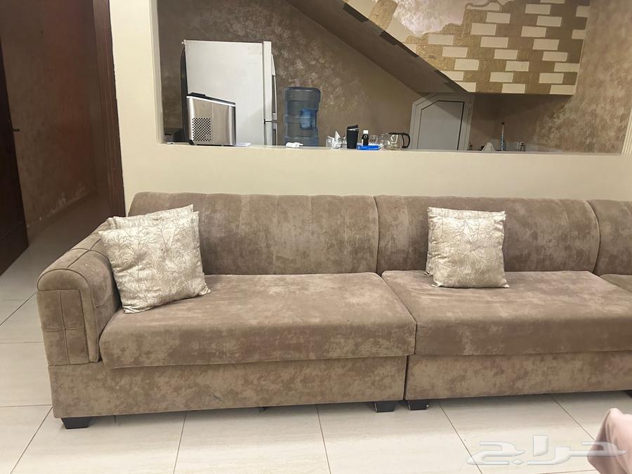 كتب حرف L مع طاوله تلفزيون64355625230594110