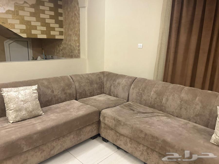 كتب حرف L مع طاوله تلفزيون64355625230594112