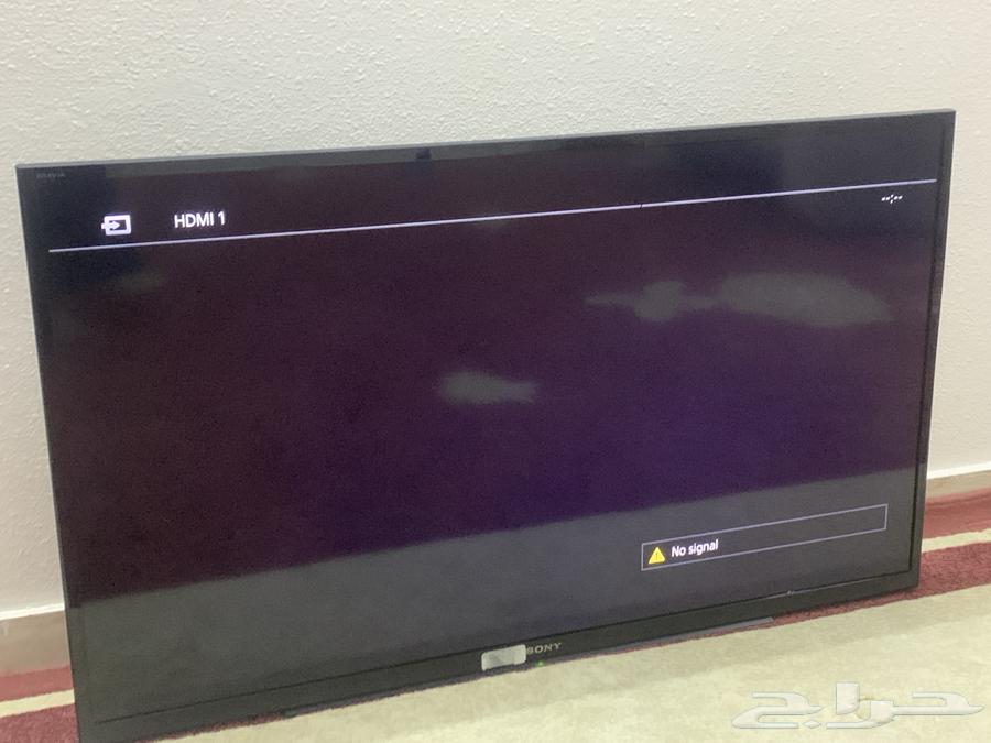شاشة من شركة سوني للبيع وطاوله البيع مستعجل لاعلى سومه64352943303425111