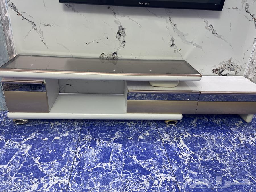 طاولة تلفزيون مرتبه ونظيفه بس الدرج يعلق في الفتح والباقي م64354282116739110