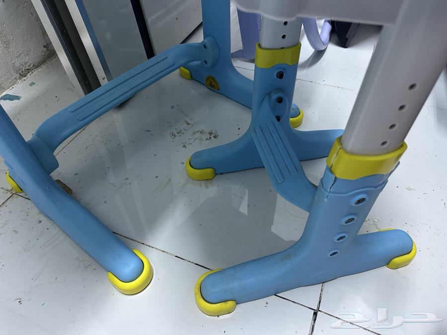 Study lamp and chair64370438993026112