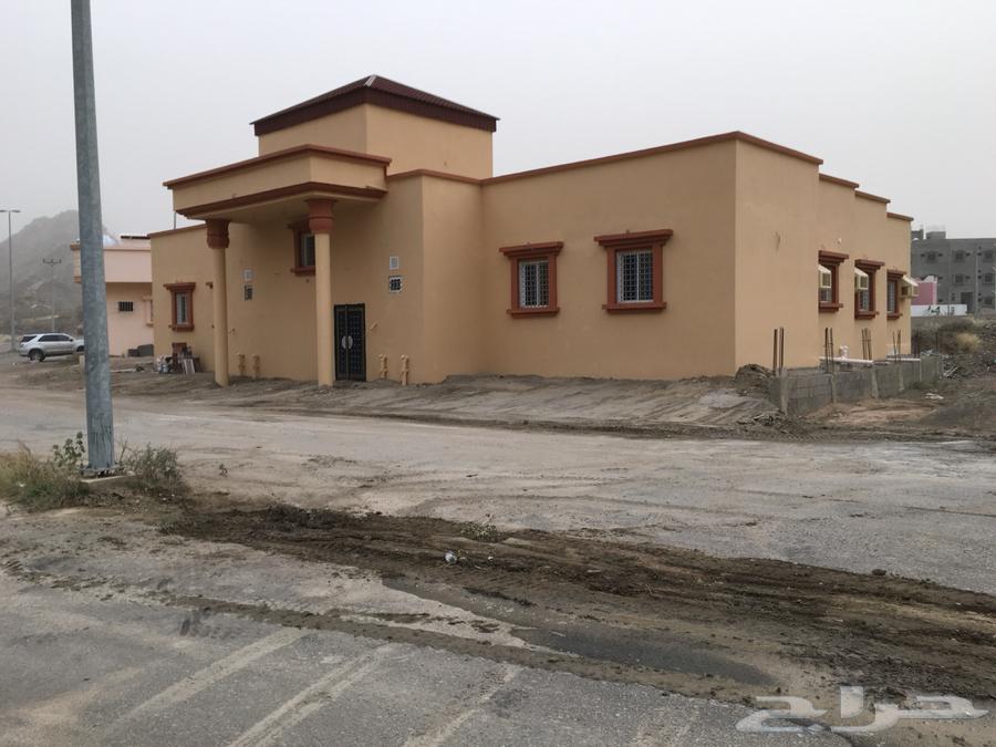 Two-story residential building for sale with 3 bedrooms, living room, hall, kitchen, and 3 bathrooms63613867711617111