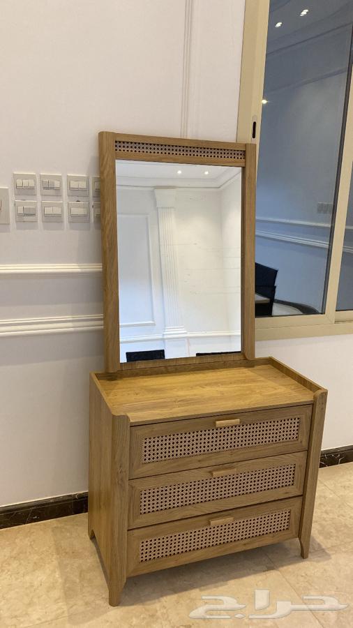 Table with new mirror from Home Box64359403130115113