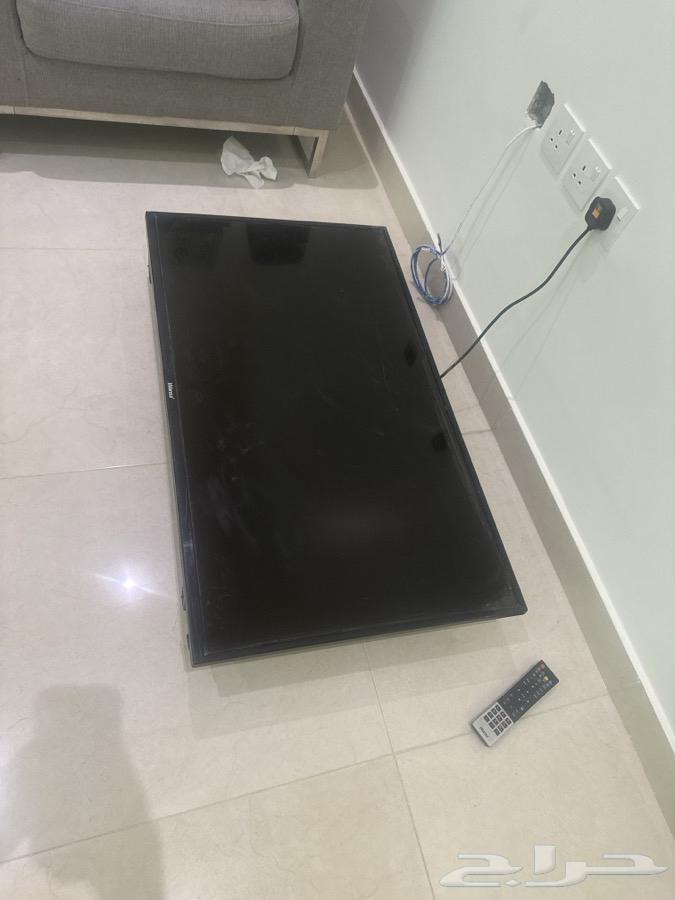 TV and 2 curtains with stands64361385475075110