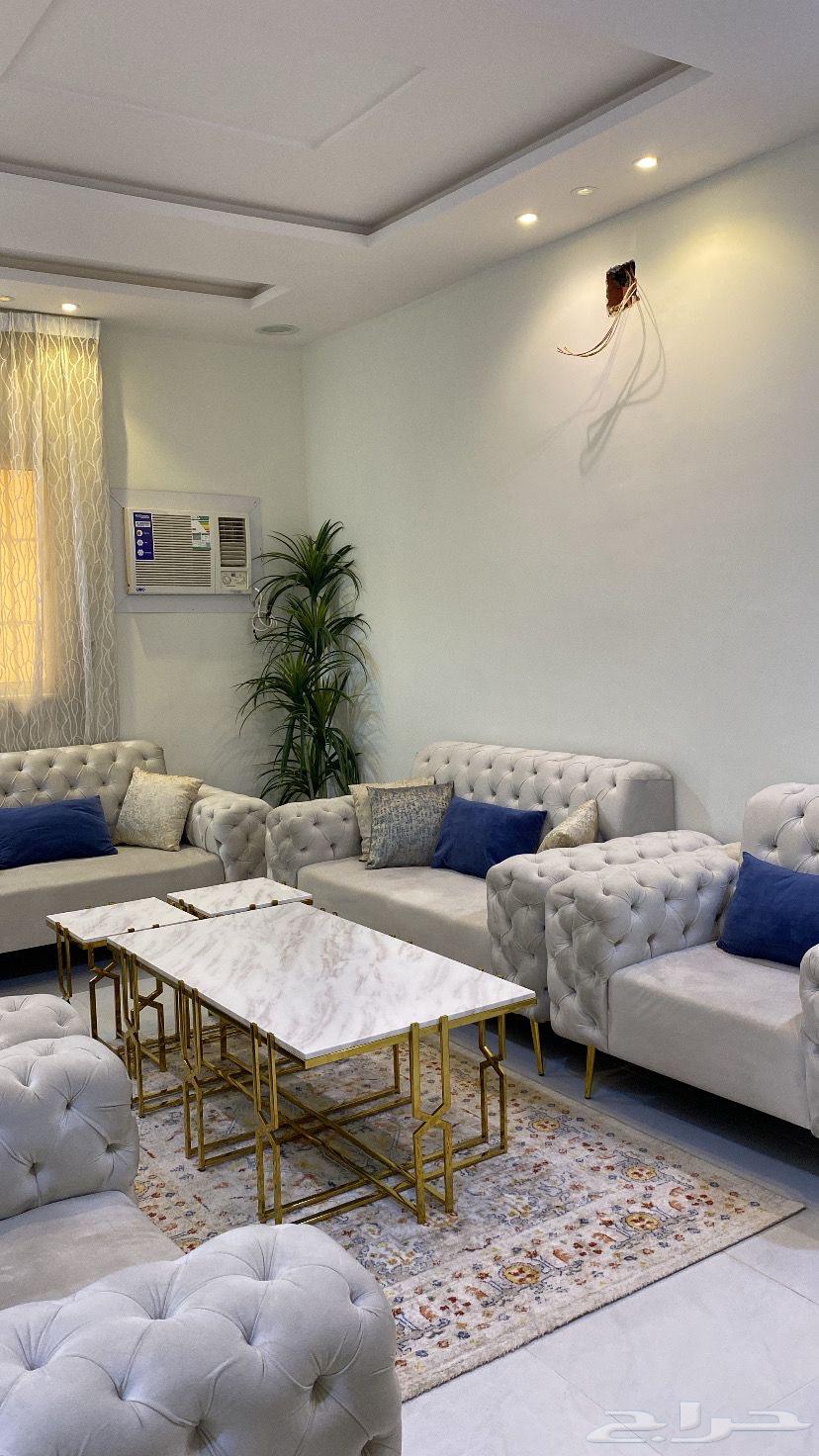 كنب وطاولة للبيع شبه جديد64360841270657111