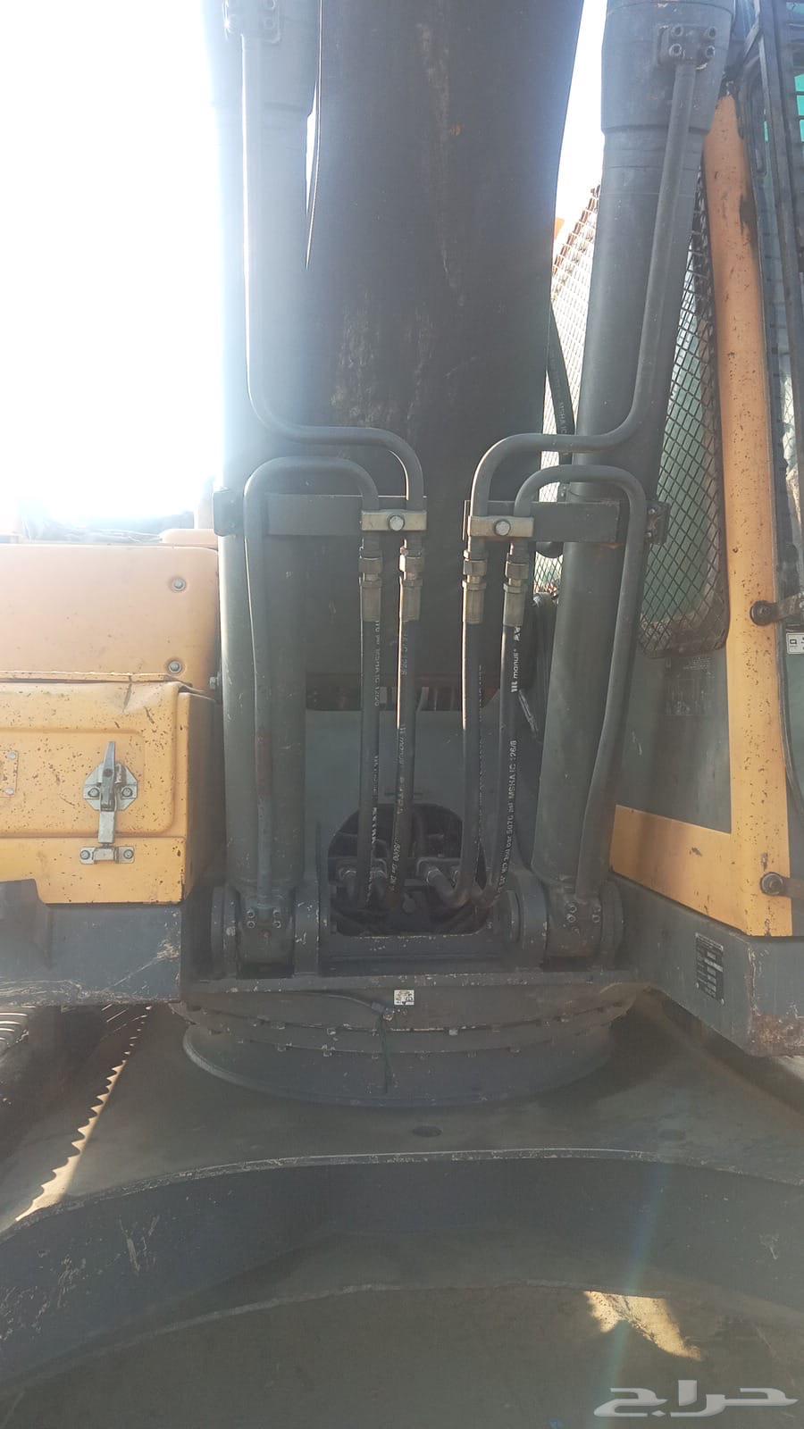 Buklein Volvo 210 Al-Futtaim with Hammer Operator Required64501229337345113