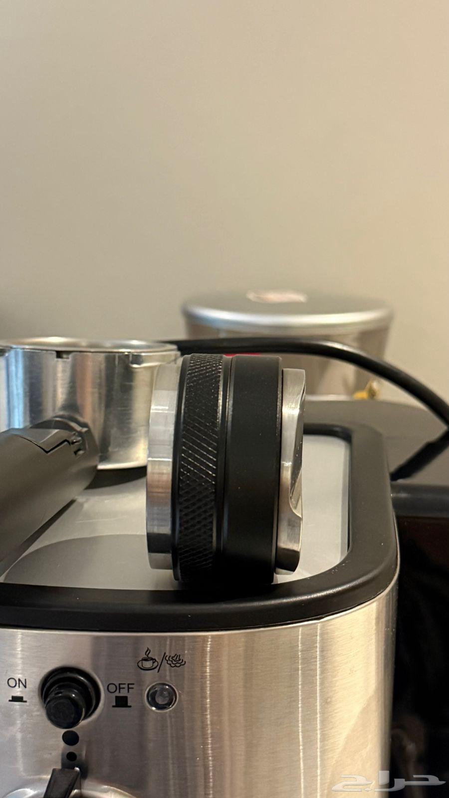 Coffee machine with portafilter, tamper, and distributor64361106592643111