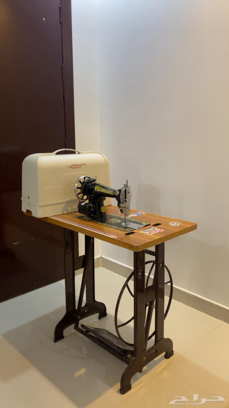 A clean sewing machine, doesn't have any issues, all accessories are present, almost new64368863857153113