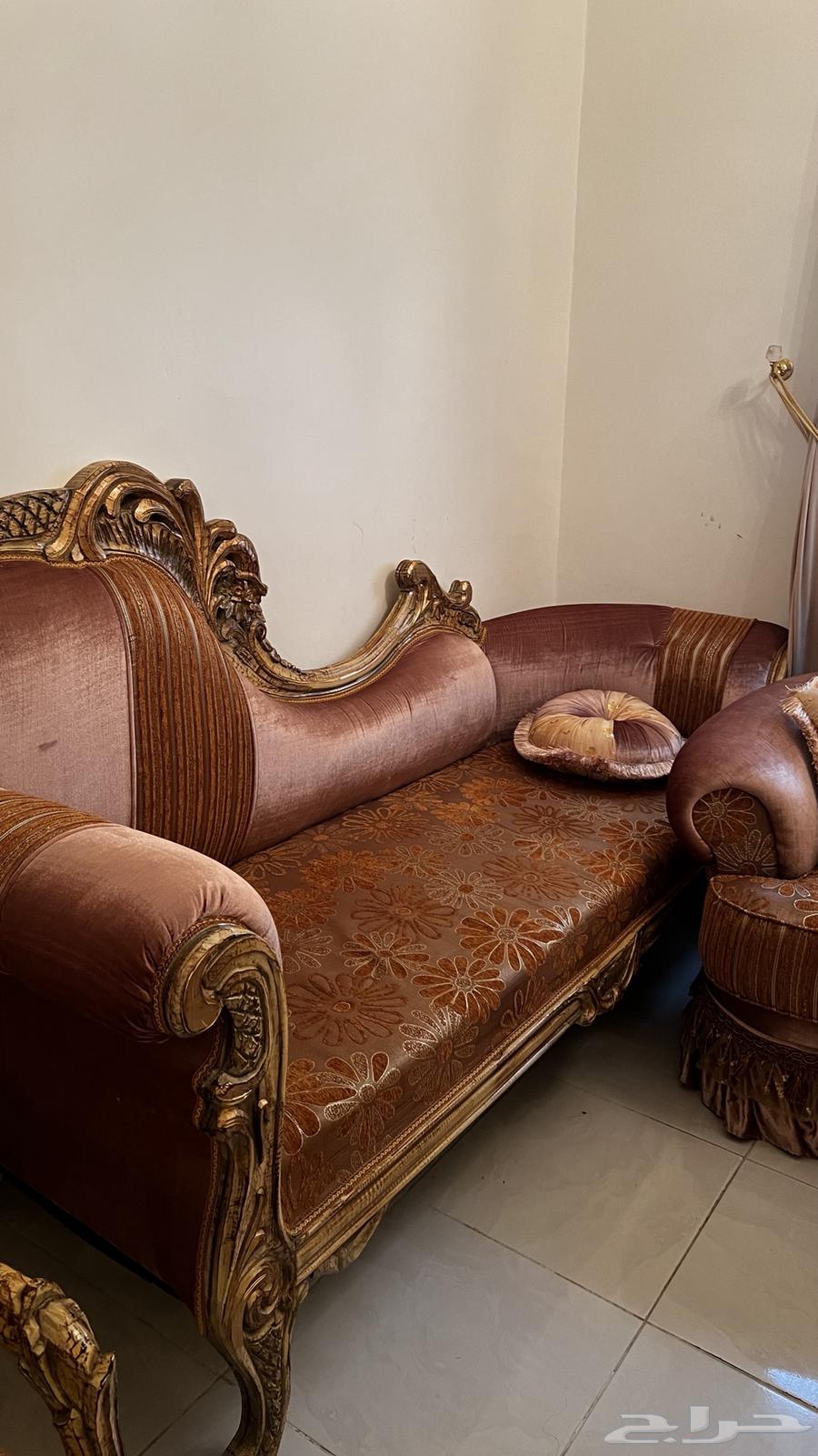 Sofa in its original condition64376690268162112