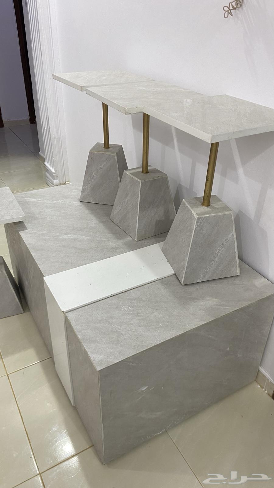 طاوله سليمه بس يبي لها شوي صبغه على جهة الابيض64376362681089110