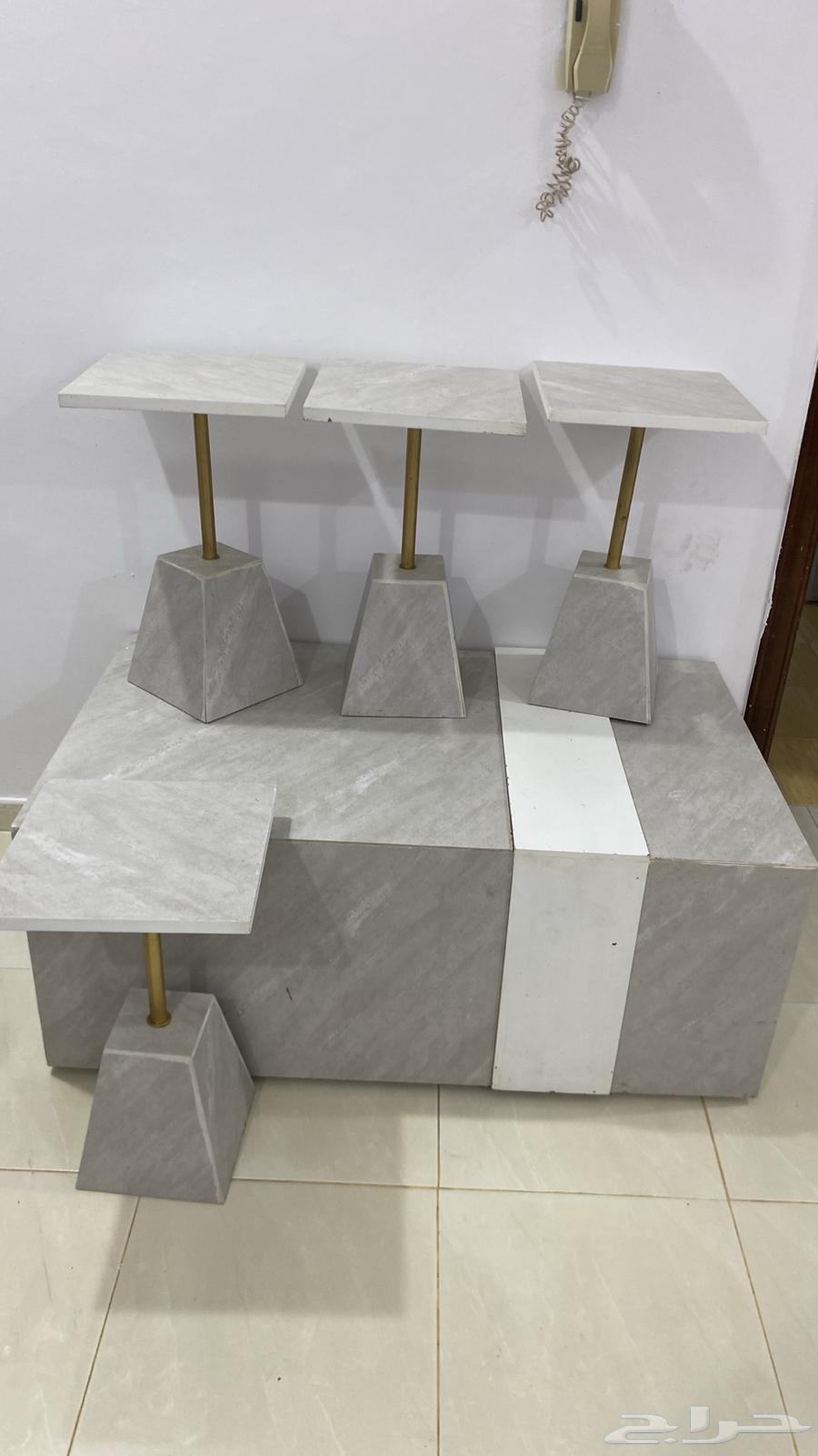 طاوله سليمه بس يبي لها شوي صبغه على جهة الابيض64376362681089112