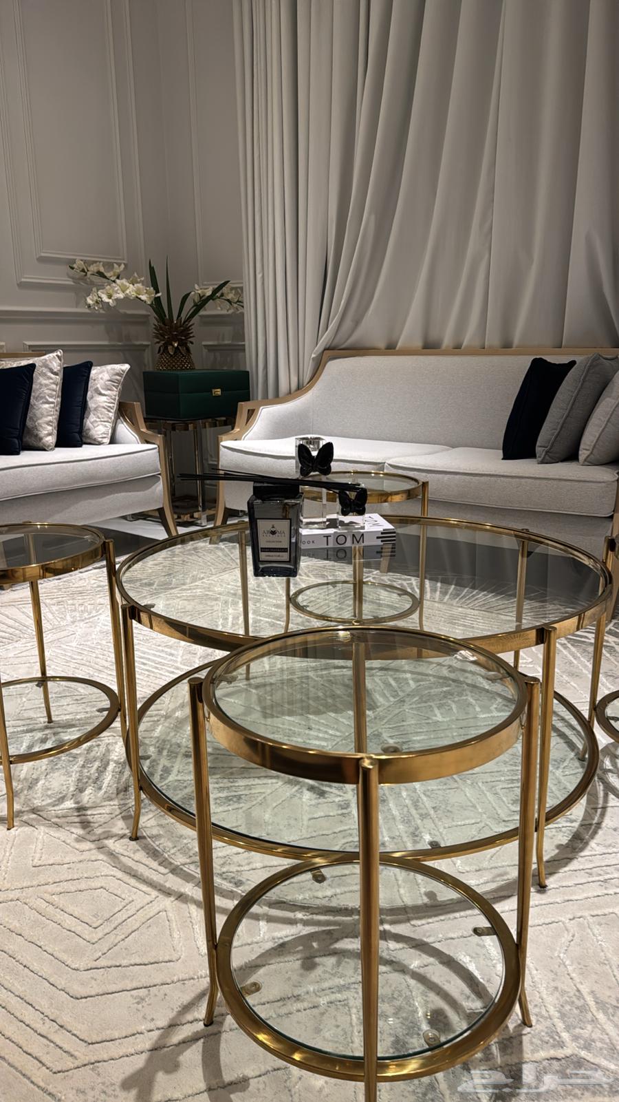 Round table and four side tables64371950231426110