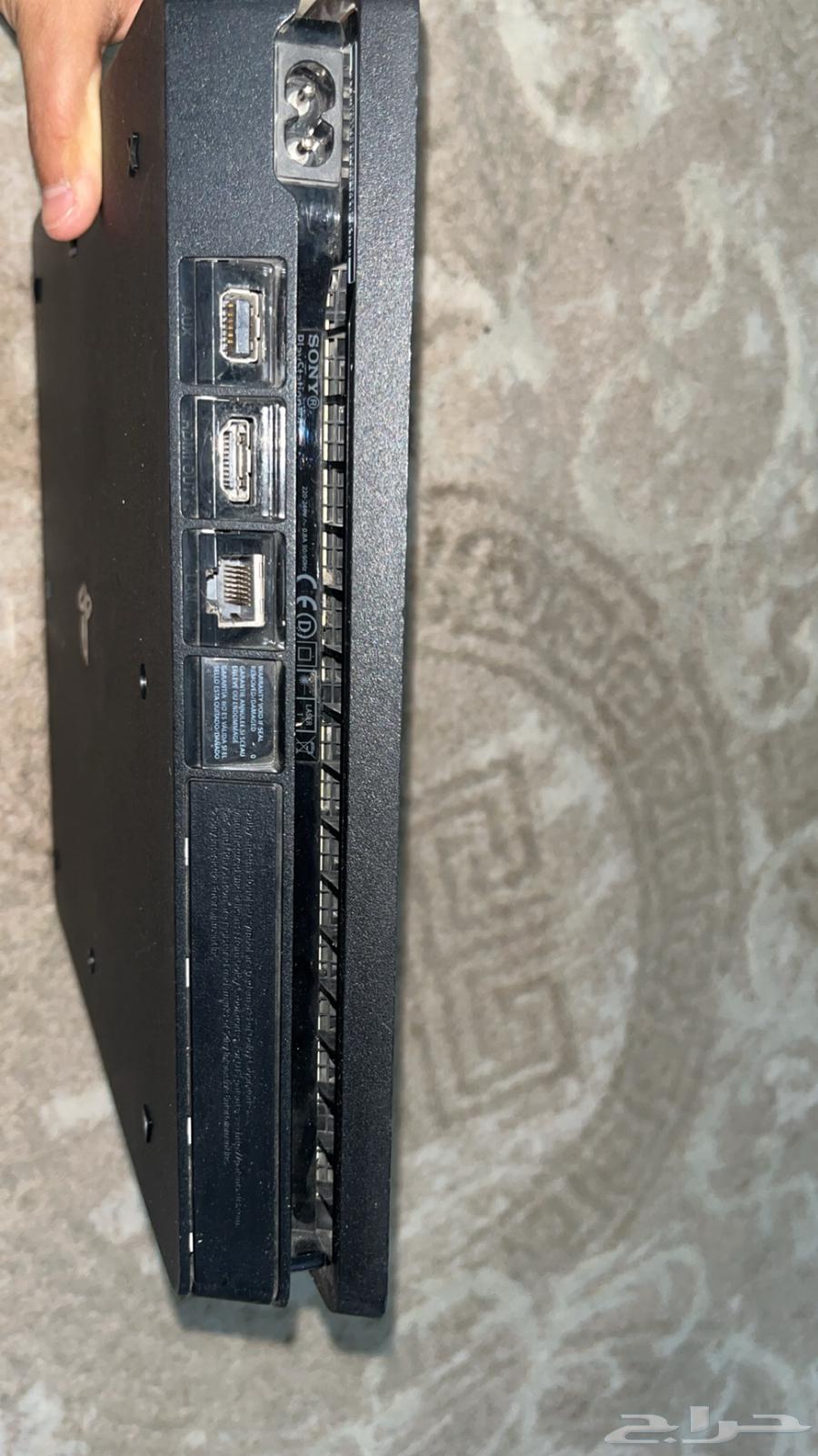 سوني 4 مستعمل فيه مخشات خفيفه64371350241921113