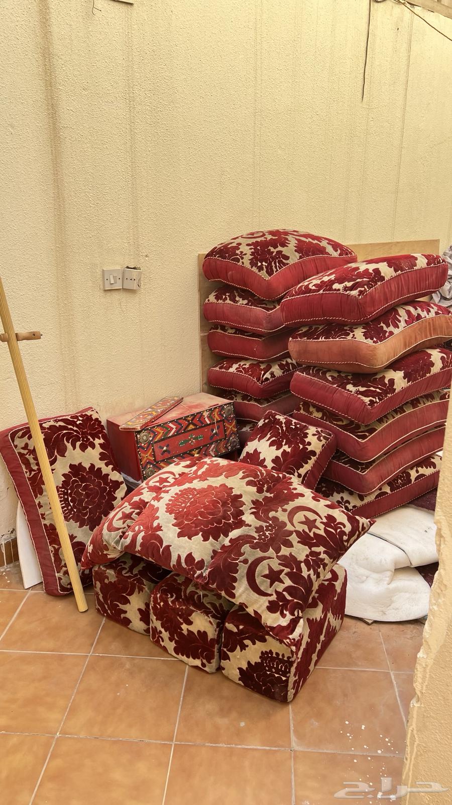 للبيع مساند مشبات ابو طير اللون احمر64369425813507111