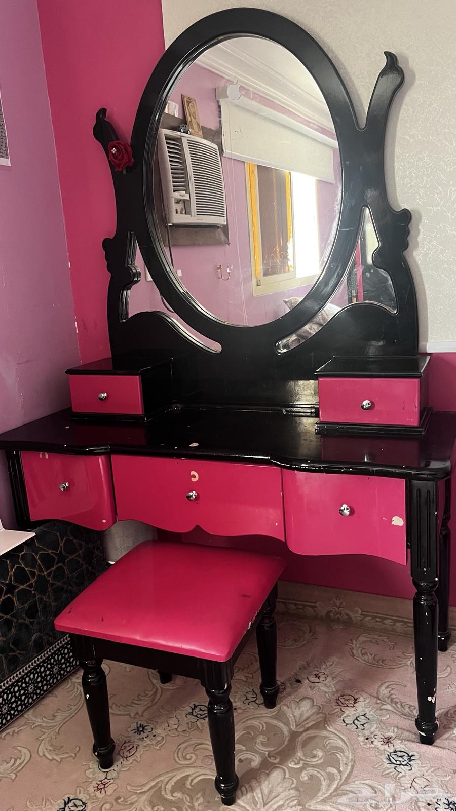 A clean room with only some scratches64369762049283111