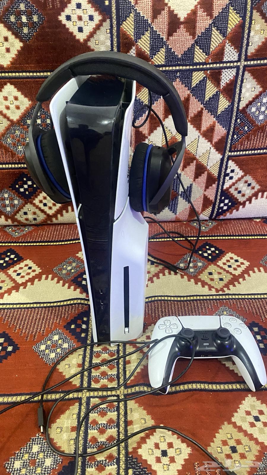 سوني 5 نضيف بجميع ملحقاته وسماعة السعر 175064370813196674110