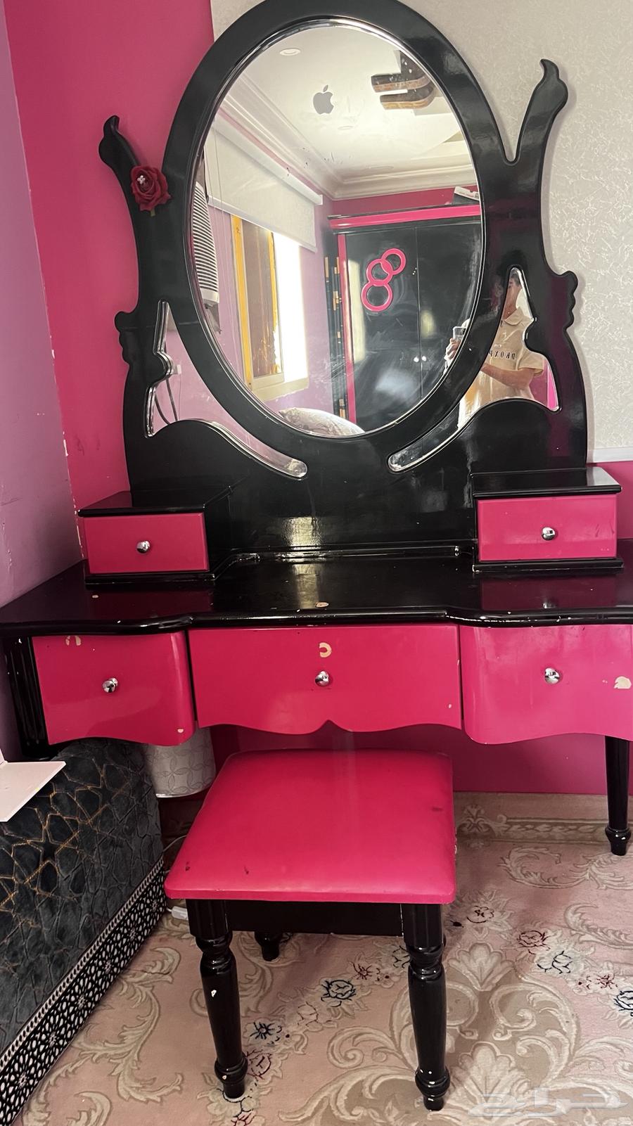 A clean room with only some scratches64369762049283110