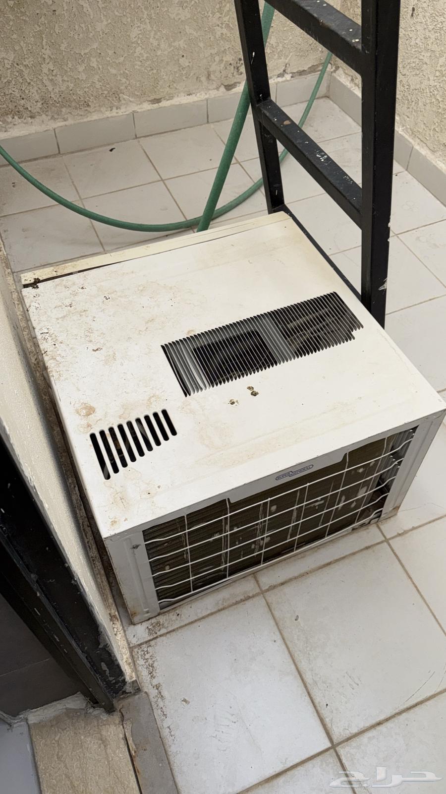 Functional and intact window air conditioner64372141297409110