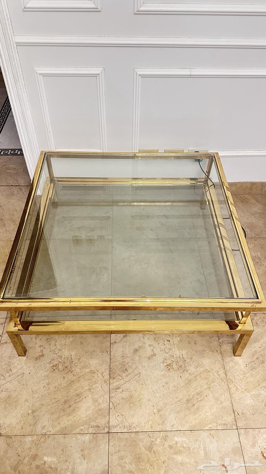 طاولة مربعة كبيره ذهبية64370165652354110