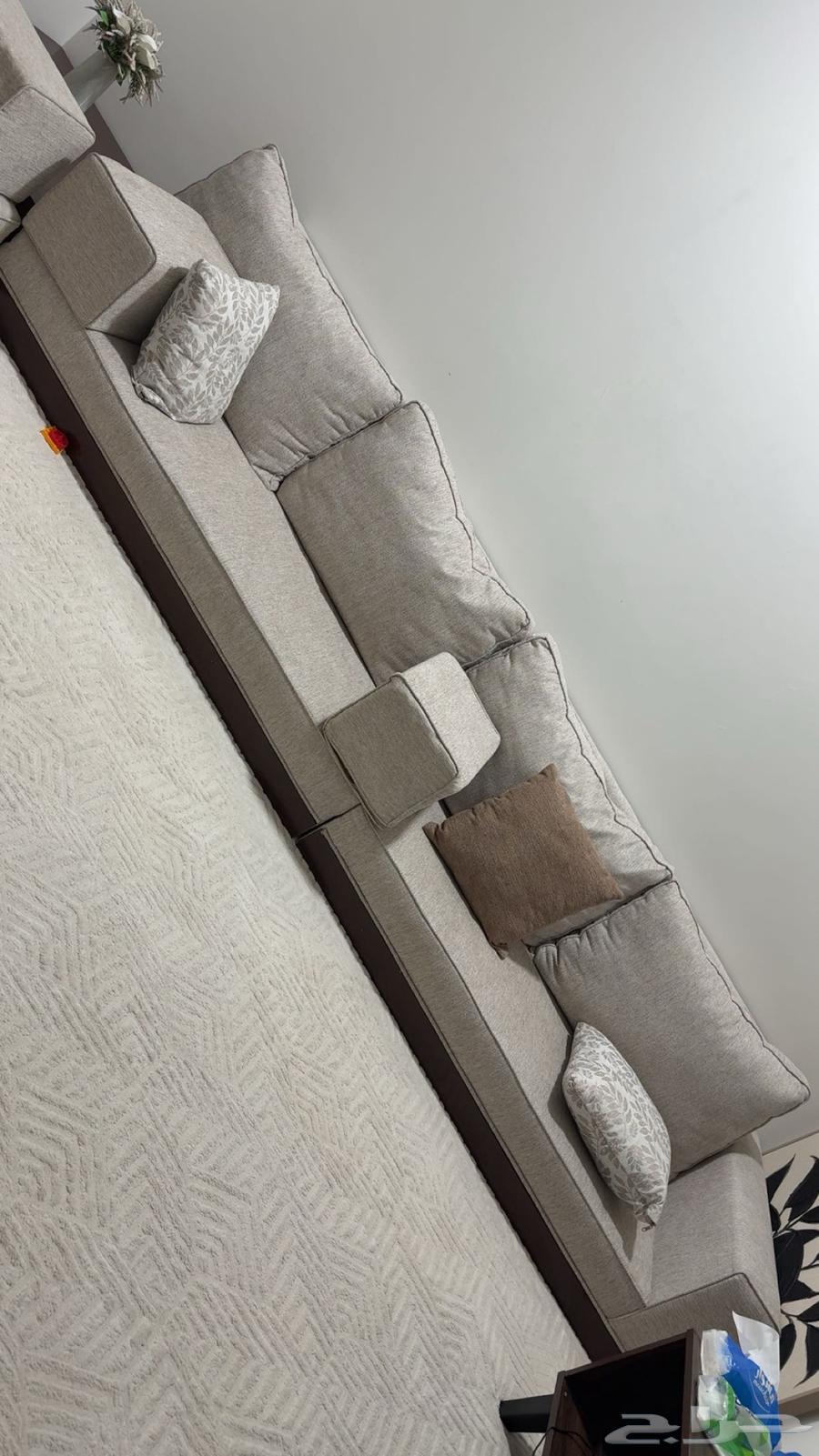 مجلس مع الفرشه وطاوله التلفزيون مثل ماهو بالصوره مع طاولتين64375156394115111