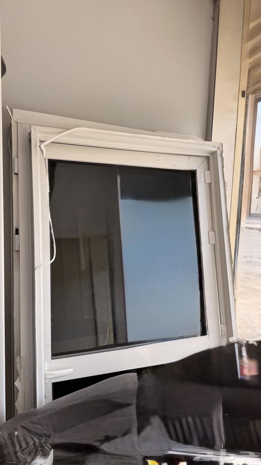 للبيع بابين وطاوله ودولاب64371555535235114