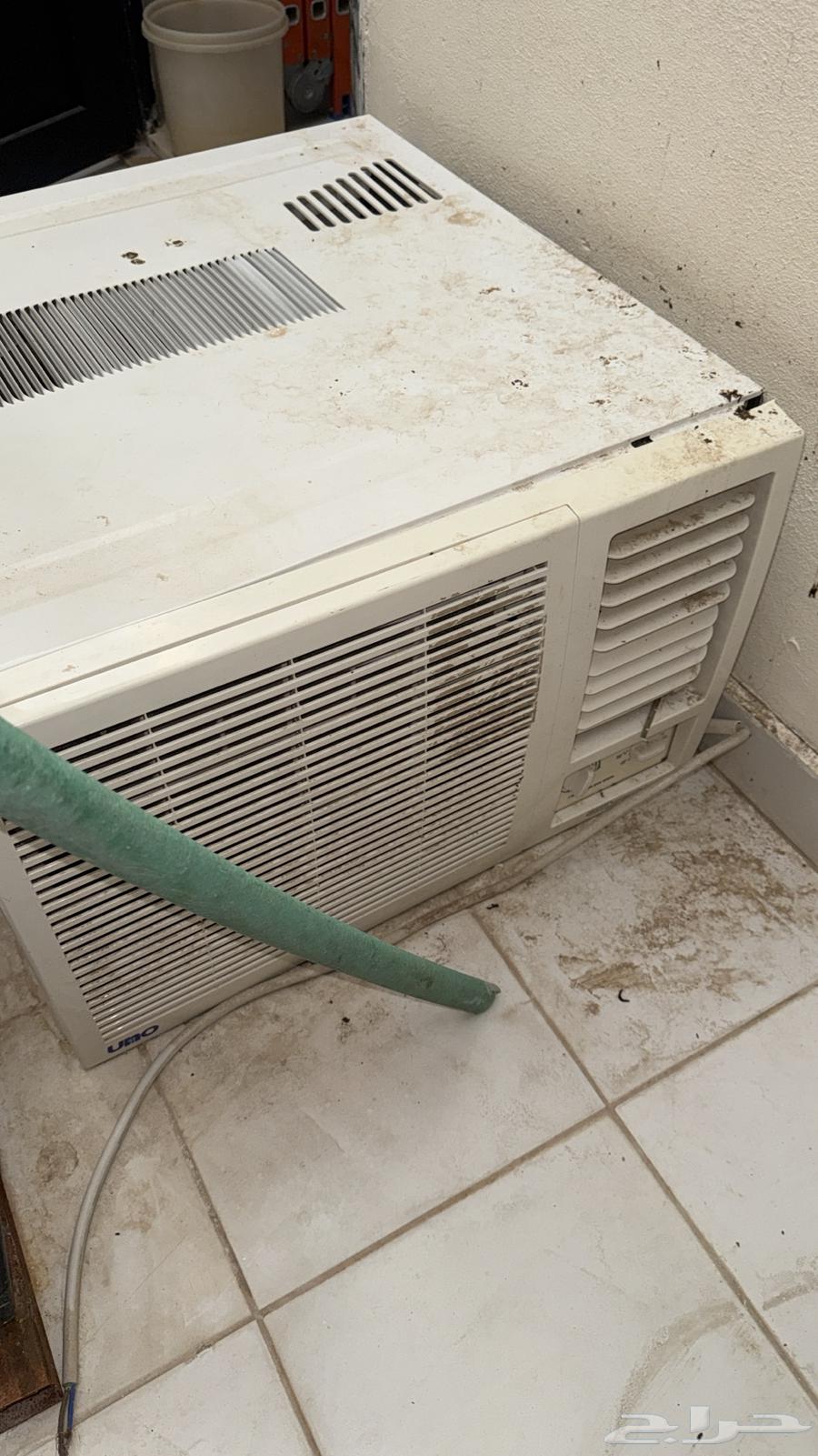 Functional and intact window air conditioner64372141297409111