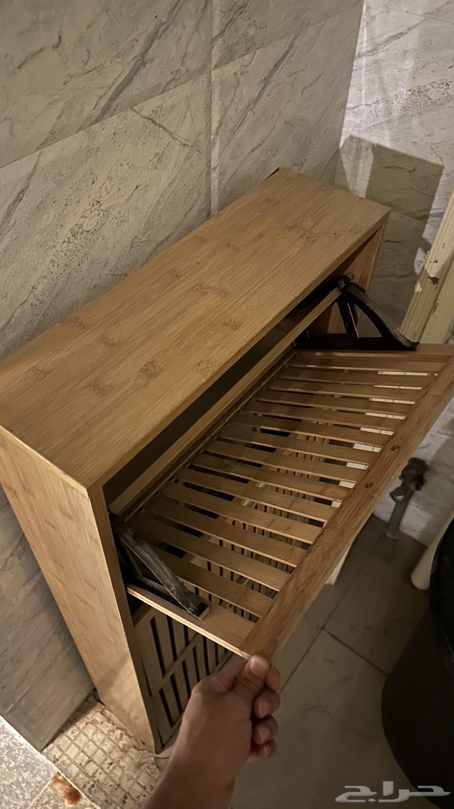 Selling carpets measuring 2 meters by 3 meters, a small shoe rack, and a TV table64373297112321113