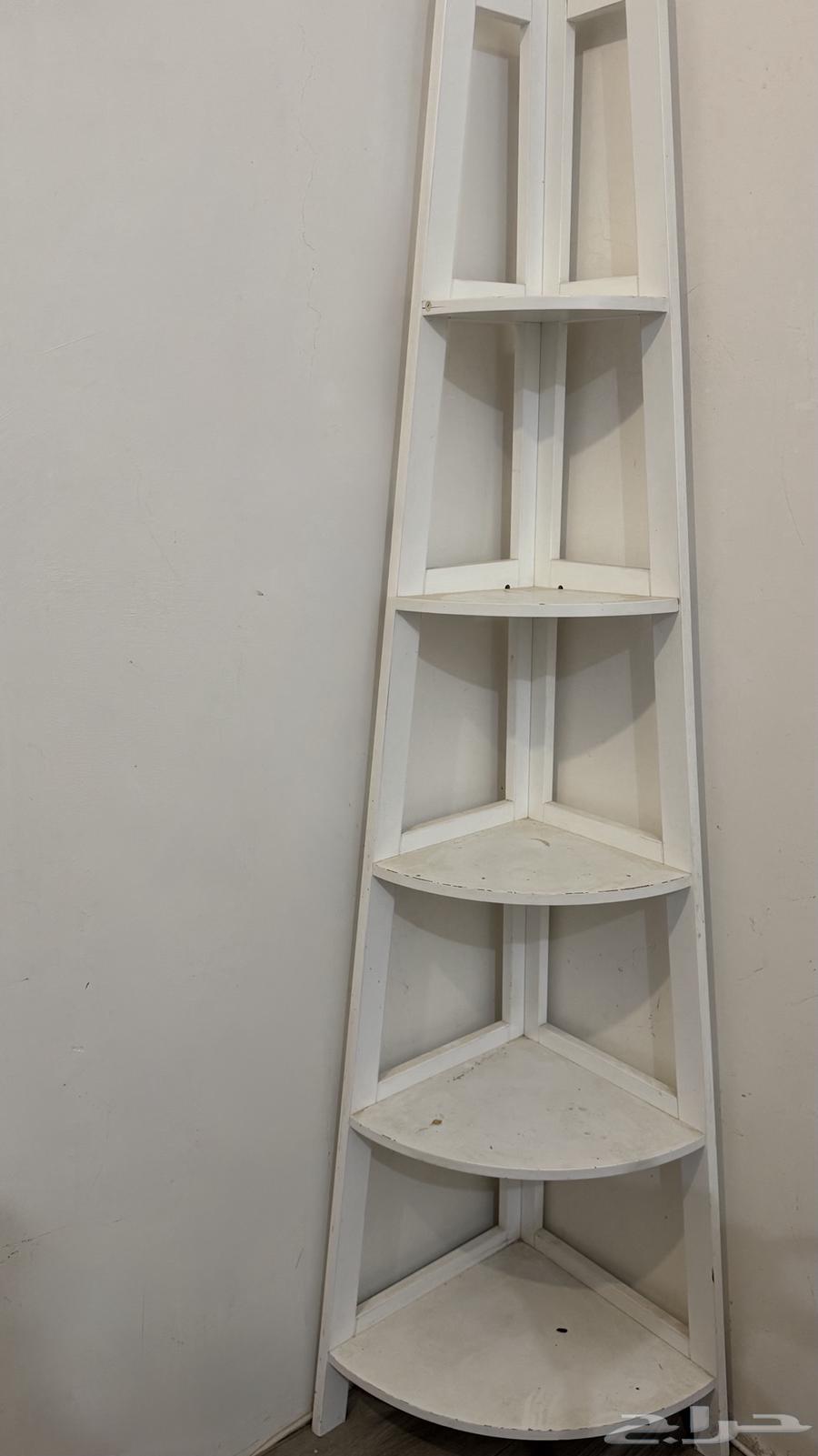 ثريات مع المسامير   رفوف64374744340098111