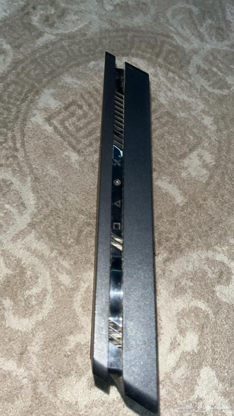 سوني 4 مستعمل فيه مخشات خفيفه64371350241921114