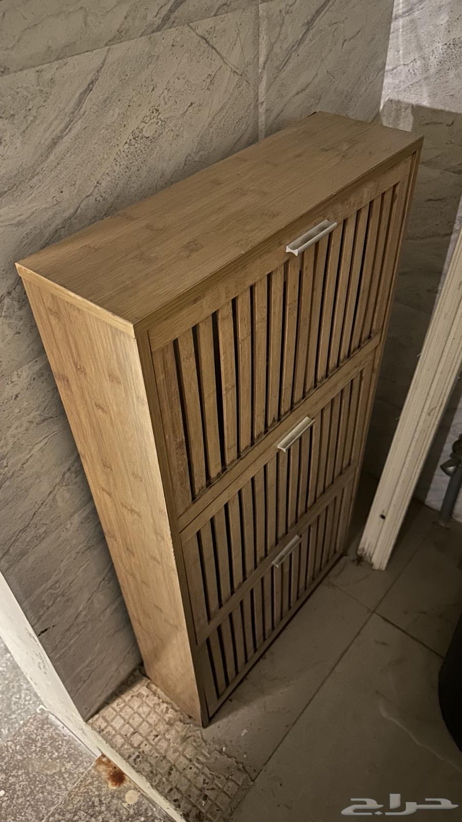 Selling carpets measuring 2 meters by 3 meters, a small shoe rack, and a TV table64373297112321112