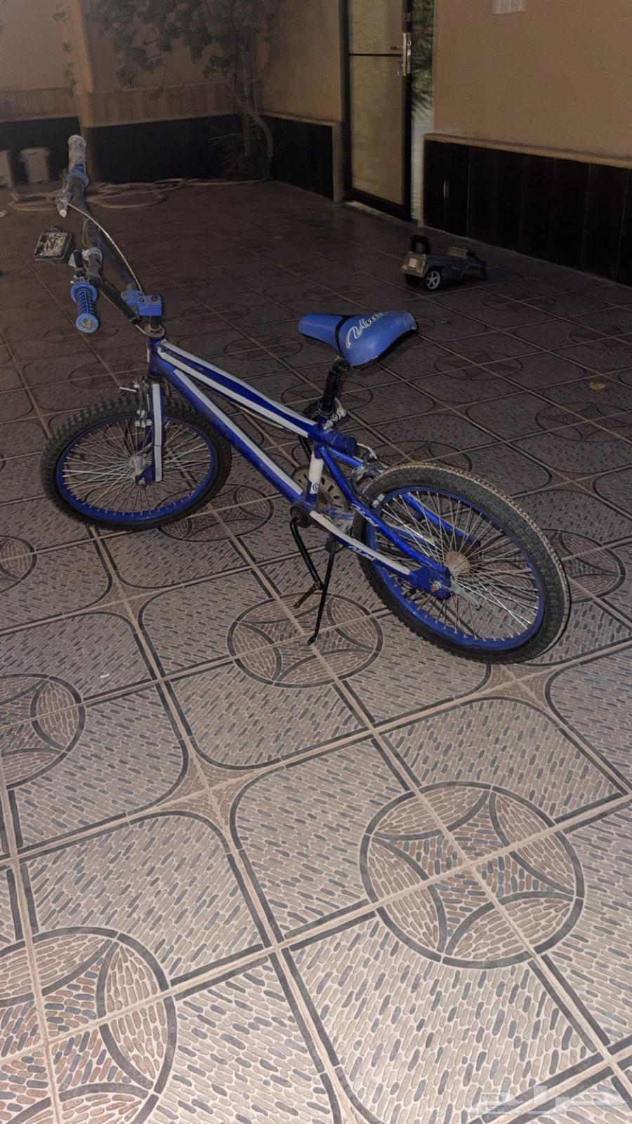 سيكل كوبرا لون ازرق مركب جنزير وفيه عداد سرعه وعليه شطرطون64372871572481110