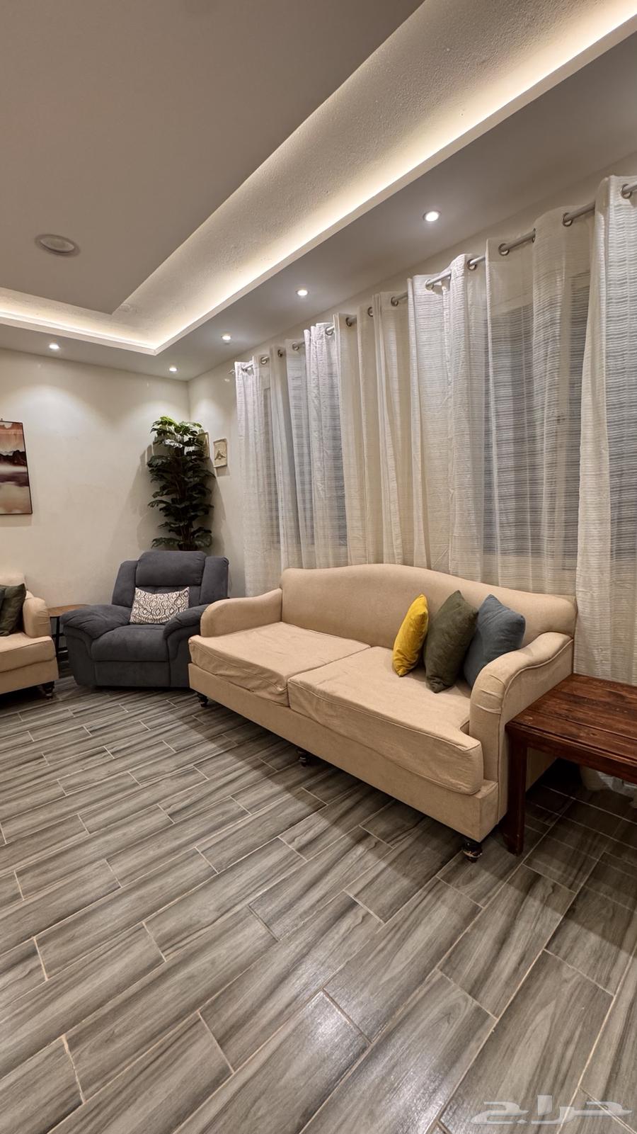 كنب بحالة جيدة للبيع64373151152130111