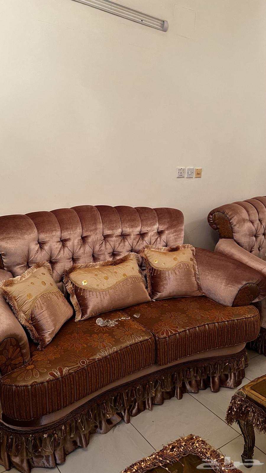 Sofa in its original condition64376690268162113