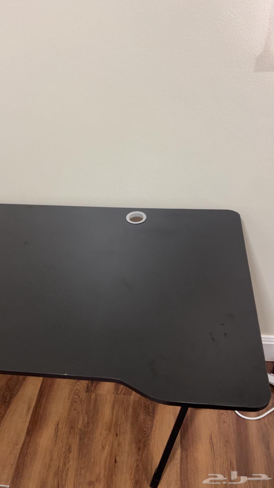 طاوله قامينق للبيع حرف k على السوم64370231286147112