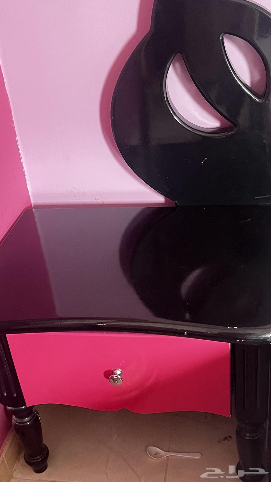 A clean room with only some scratches64369762049283113