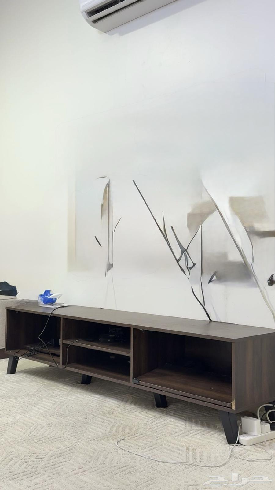 مجلس مع الفرشه وطاوله التلفزيون مثل ماهو بالصوره مع طاولتين64375156394115110