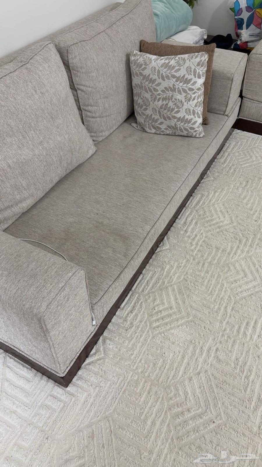 مجلس مع الفرشه وطاوله التلفزيون مثل ماهو بالصوره مع طاولتين64375156394115113