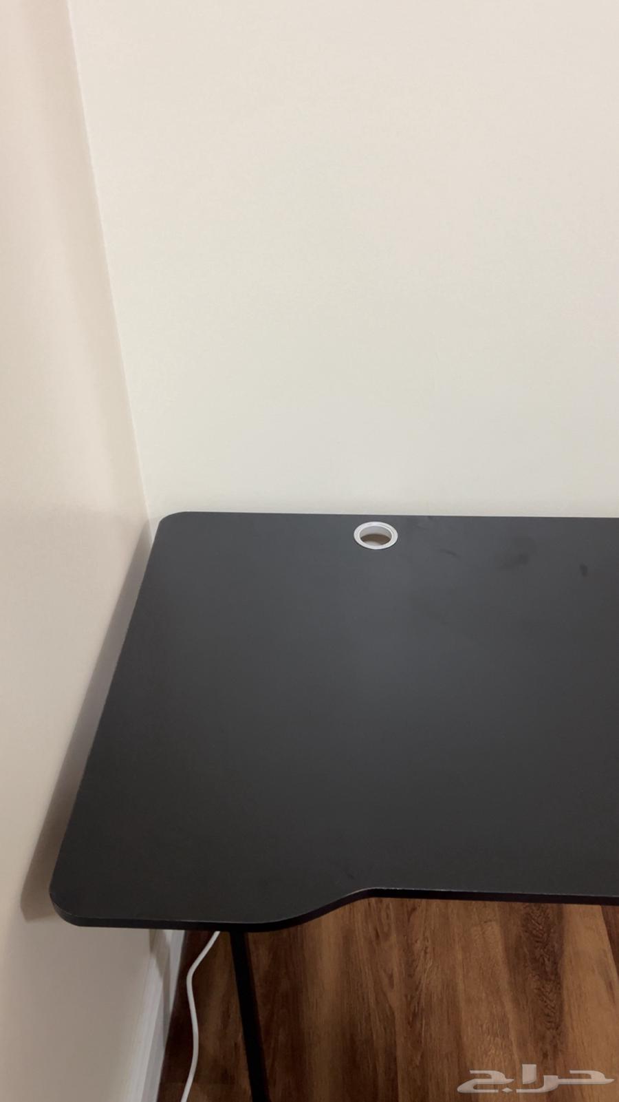 طاوله قامينق للبيع حرف k على السوم64370231286147114