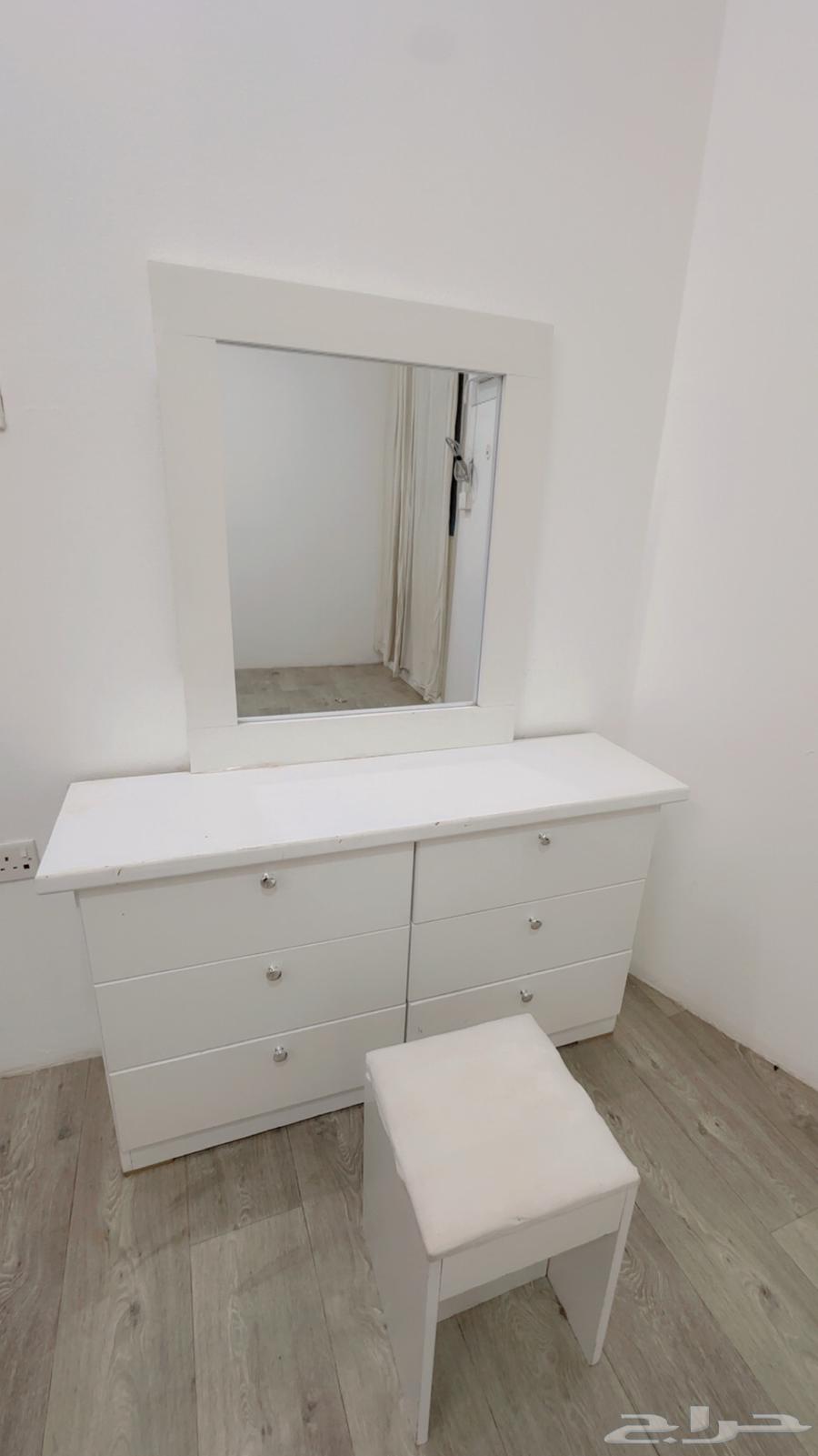 (Bed with mattress and cabinet) (Dressing table and chair)64369513651713111