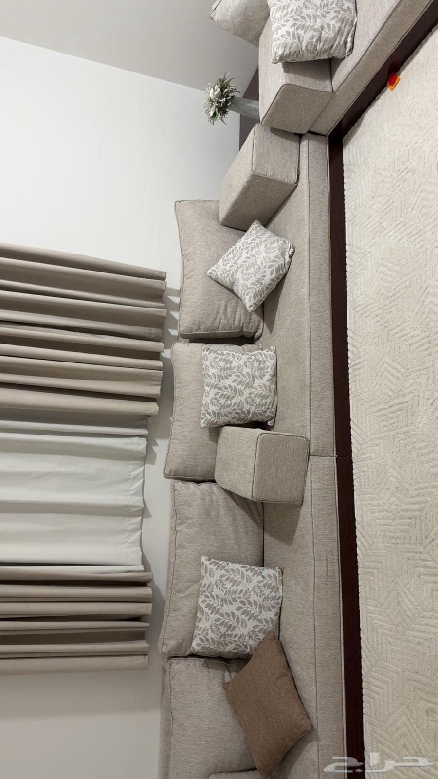 مجلس مع الفرشه وطاوله التلفزيون مثل ماهو بالصوره مع طاولتين64375156394115112