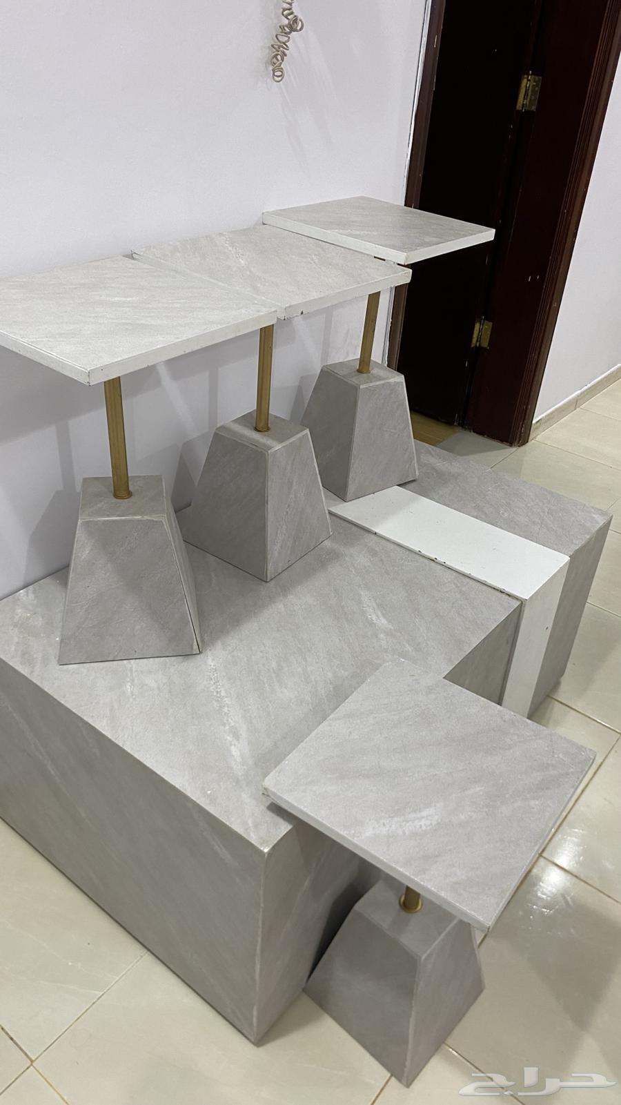 طاوله سليمه بس يبي لها شوي صبغه على جهة الابيض64376362681089111