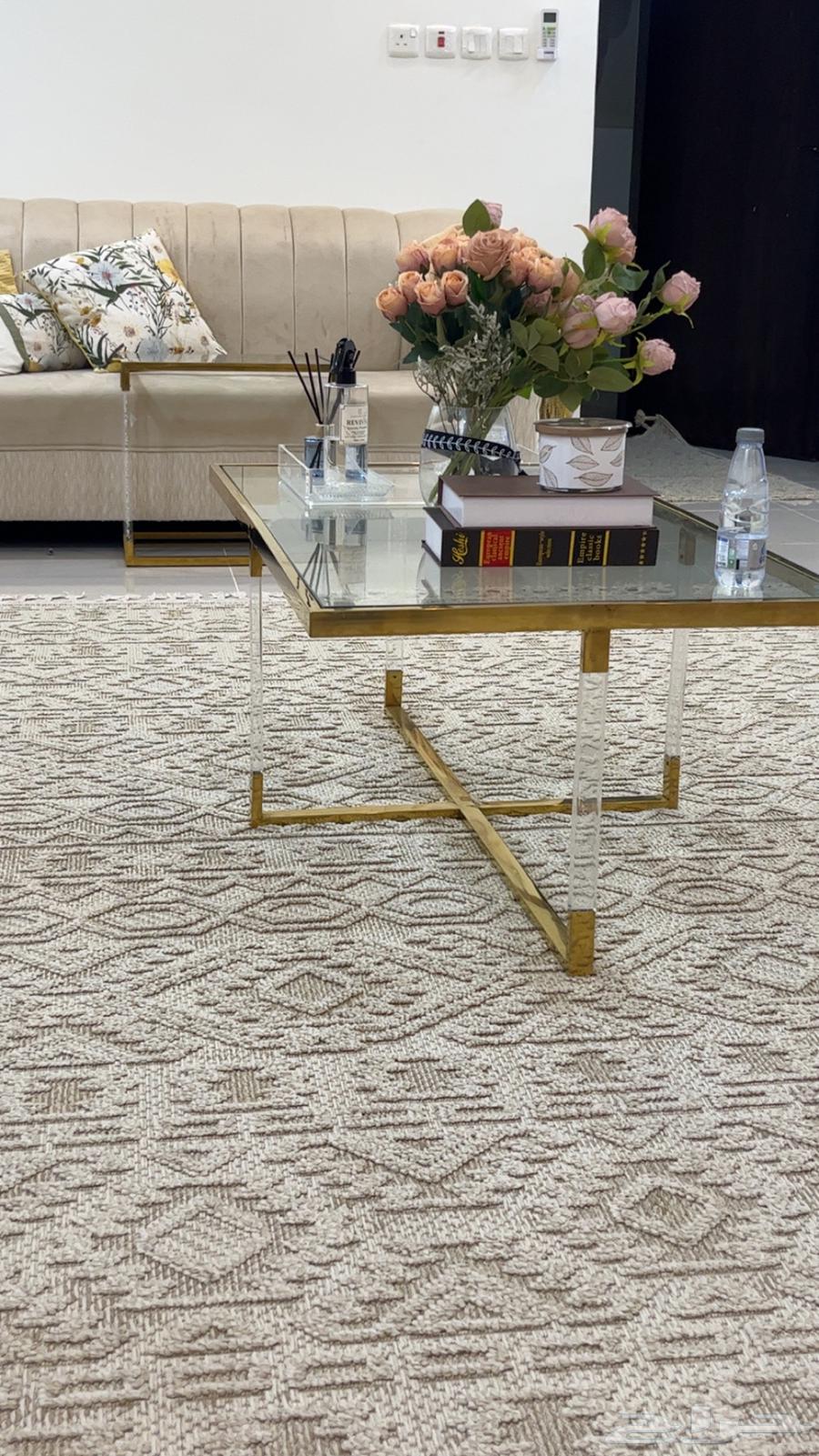 Complete set. Large table, four chairs and a TV table64373994748035110