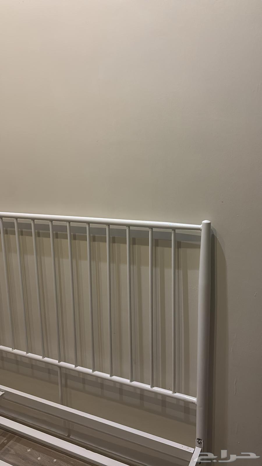 للبيع سرير مودرن حديد ابيض مقاس ملكي 180 في 20064367347400323111