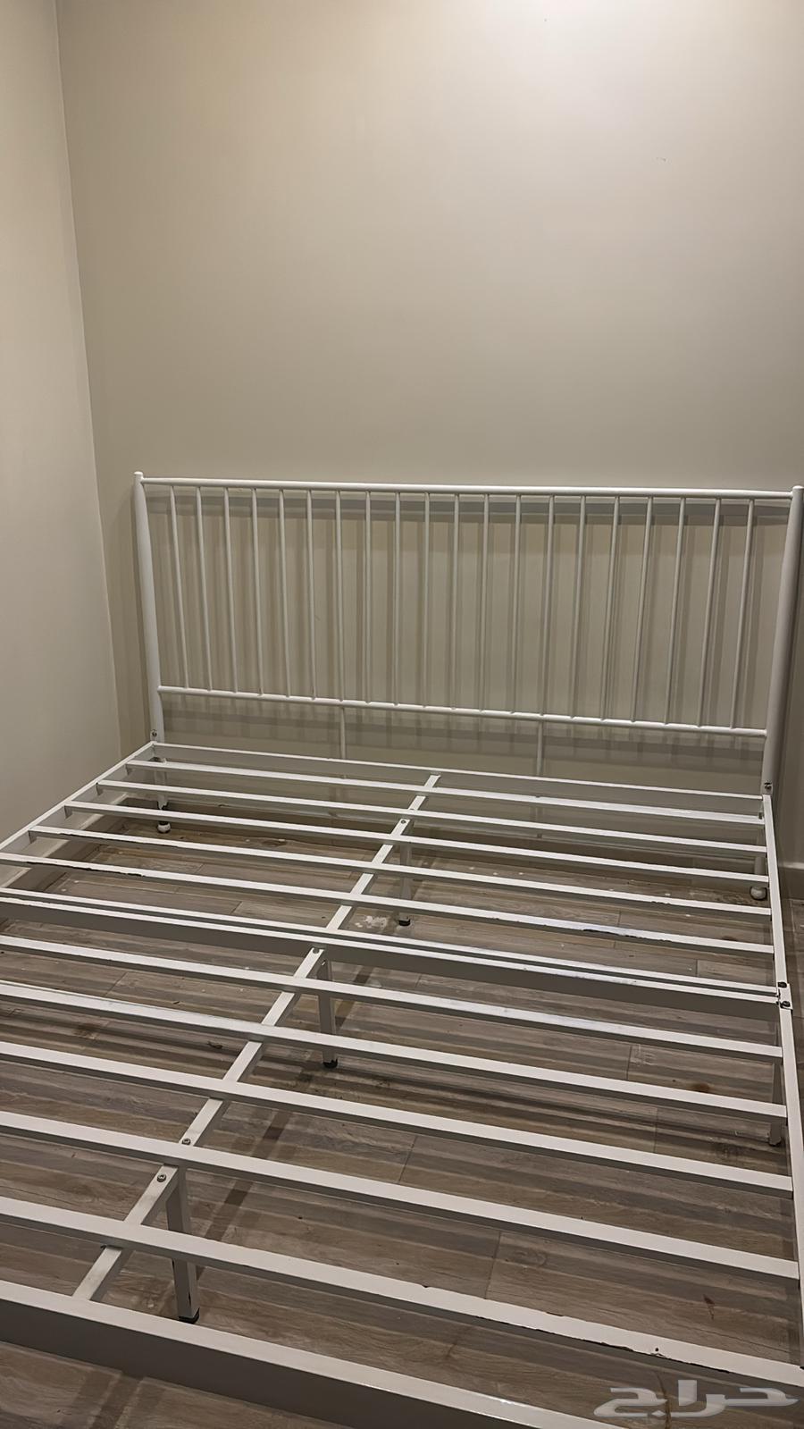 للبيع سرير مودرن حديد ابيض مقاس ملكي 180 في 20064367347400323110