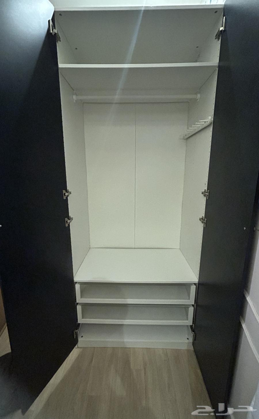 دولاب ملابس كحلي كبير بحالة ممتازة للبيع64369352553857114