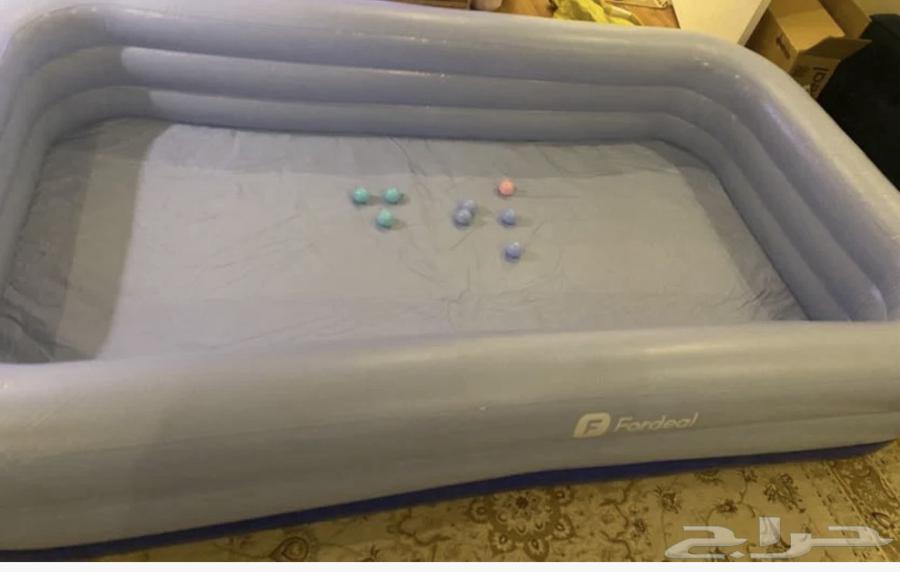 Large swimming pool64369440234113111